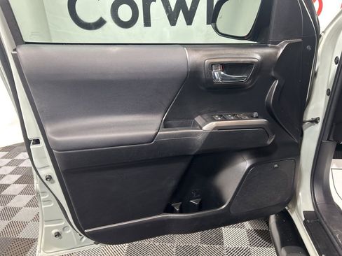 Used 2022 Toyota Tacoma TRD Off-Road image 19