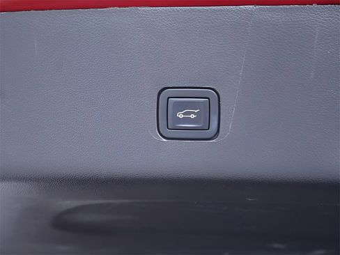 Used 2023 Chevrolet Traverse LT image 19