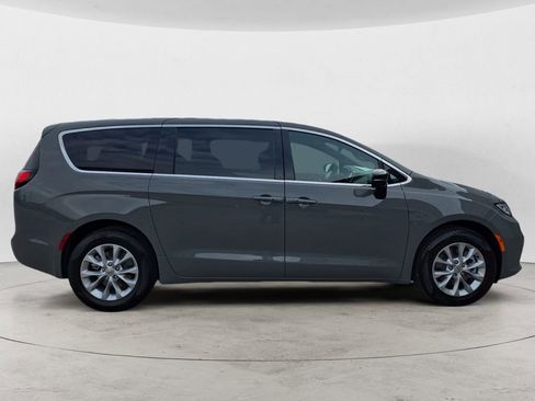 Used 2025 Chrysler Pacifica Select AWD/4WD image 6