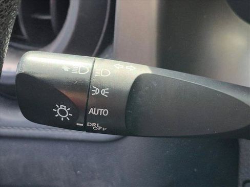 Used 2018 Toyota RAV4 LE FWD image 16