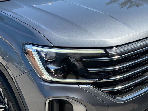 Certified 2025 Volkswagen Atlas SE FWD image 34