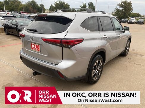 Used 2023 Toyota Highlander XLE image 5