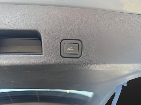 Used 2025 GMC Acadia Elevation image 10