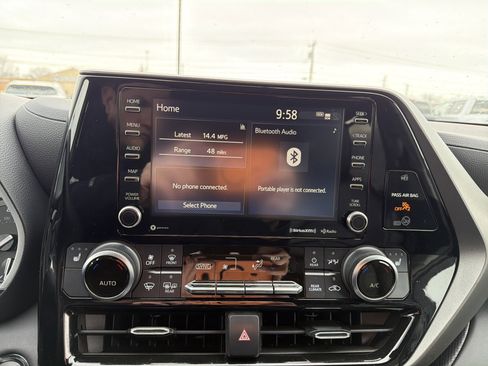 Used 2022 Toyota Highlander XLE image 19