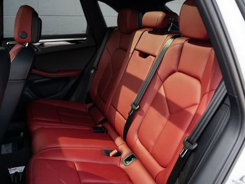 Certified 2025 Porsche Macan AWD/4WD image 18