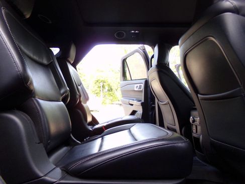 Used 2020 Ford Explorer XLT w/ Equipment Group 202A AWD/4WD image 30