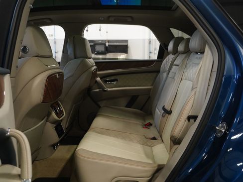 Used 2019 Bentley Bentayga image 14