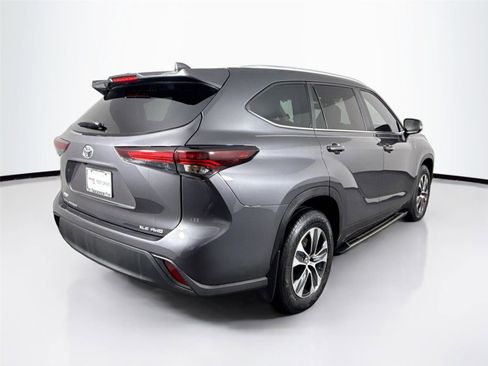 Certified 2024 Toyota Highlander XLE image 6