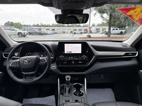 Used 2024 Toyota Highlander XLE FWD image 17