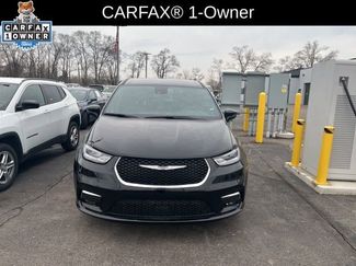 Used 2025 Chrysler Pacifica Select video 2