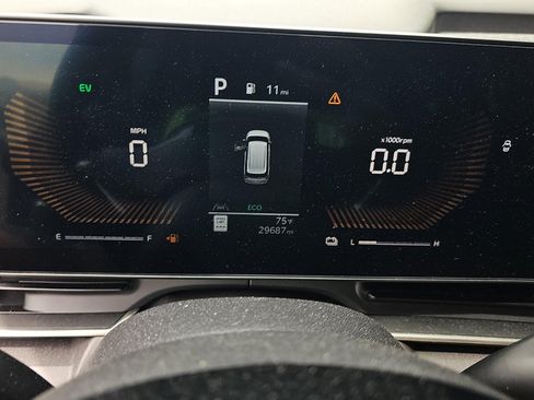 Used 2025 Kia Carnival EX FWD image 11