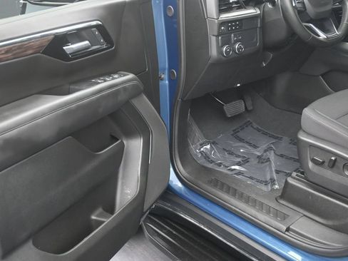 Used 2025 Chevrolet Suburban LS RWD image 10