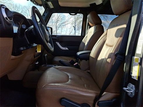 Used 2017 Jeep Wrangler Unlimited Sahara w/ Connectivity Group image 13