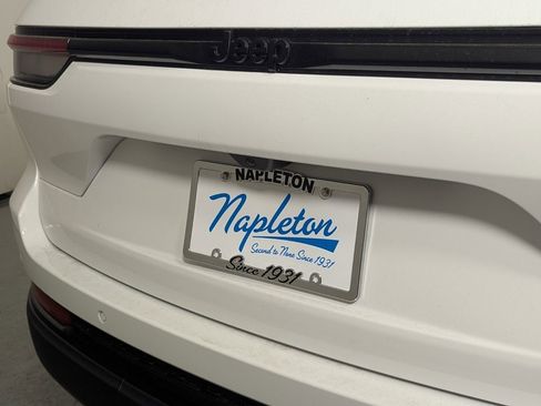 New 2025 Jeep Grand Cherokee Altitude image 9