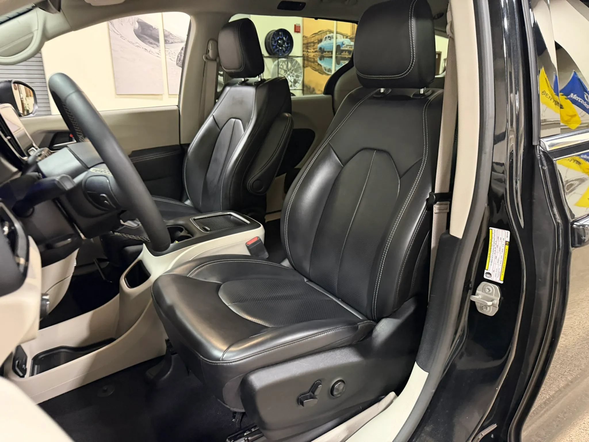 Used 2023 Chrysler Pacifica Touring-L FWD image 39