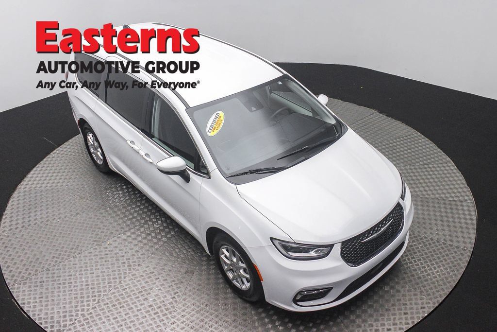 Used 2023 Chrysler Pacifica Touring-L FWD image 5