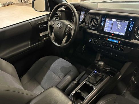 Used 2016 Toyota Tacoma TRD Off-Road AWD/4WD image 28