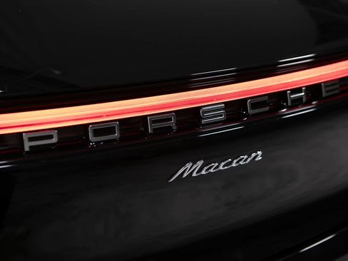 Certified 2026 Porsche Macan AWD/4WD image 19