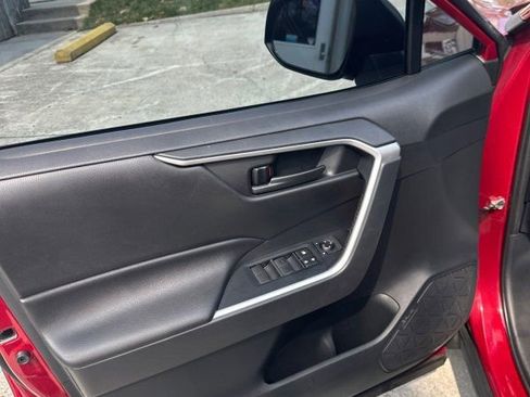 Used 2019 Toyota RAV4 LE w/ Carpet Mat Package image 10