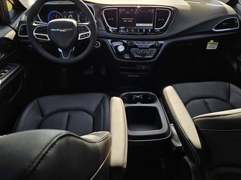 New 2026 Chrysler Pacifica Select FWD image 12