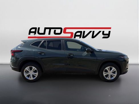 Used 2025 Chevrolet Trax LS FWD image 4