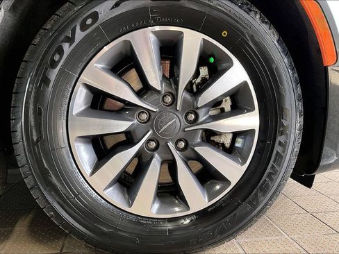 Used 2023 Chrysler Pacifica Limited FWD image 36