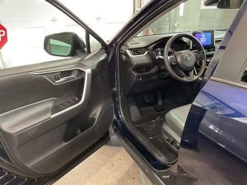Used 2025 Toyota RAV4 XLE image 9