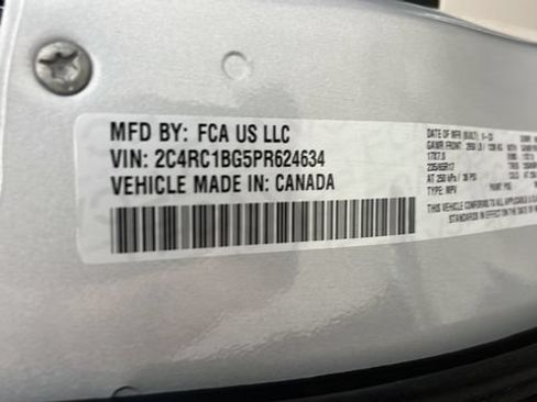 Used 2023 Chrysler Pacifica Touring-L FWD image 28