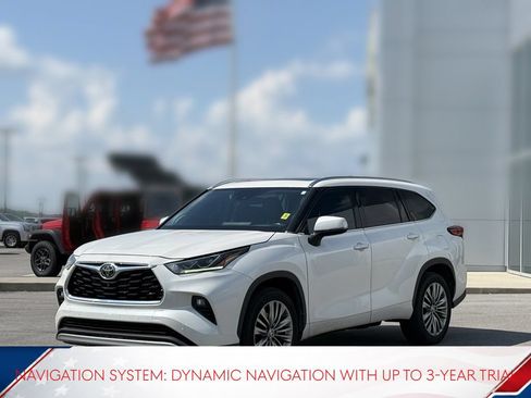 Used 2020 Toyota Highlander Platinum FWD image 2