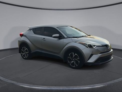 Used 2018 Toyota C-HR XLE FWD image 2