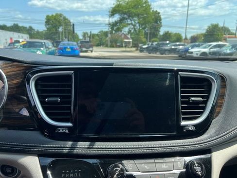 Used 2023 Chrysler Pacifica Limited FWD image 7