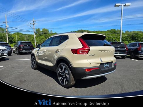 Used 2025 Volvo XC40 B5 Plus w/ Climate Package image 7