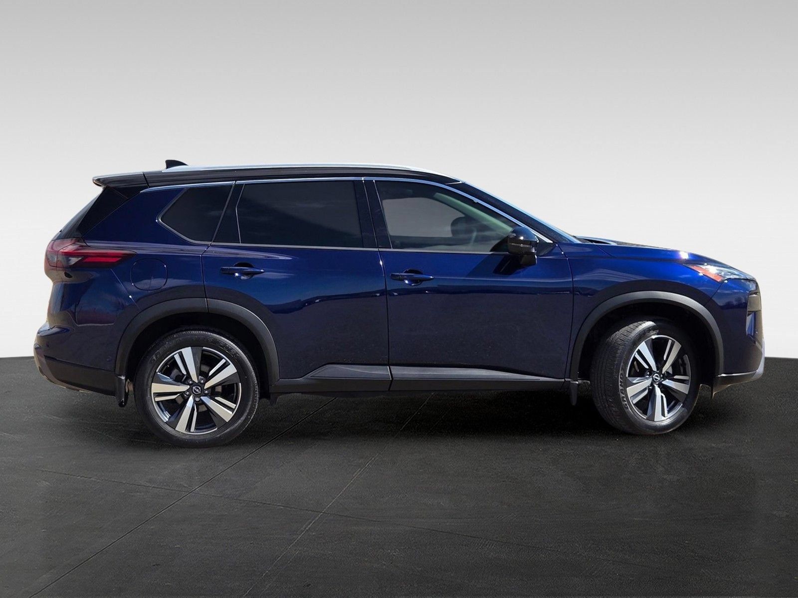 Used 2025 Nissan Rogue SL AWD/4WD image 4