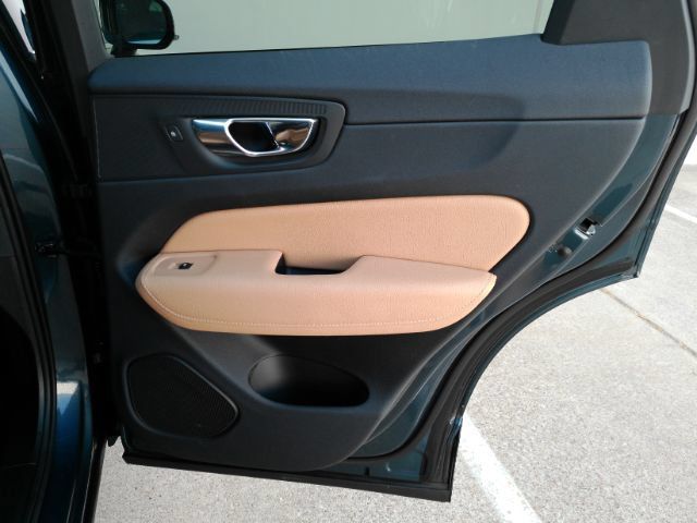 Used 2019 Volvo XC60 T5 Momentum w/ Premium Package FWD image 24