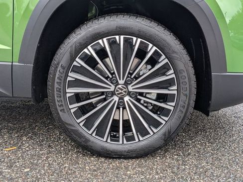 New 2026 Volkswagen Taos SE image 11