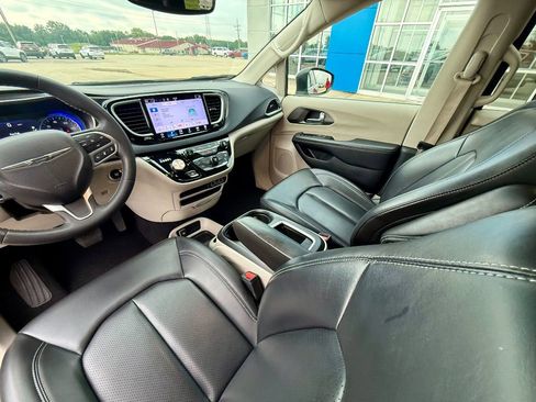 Used 2023 Chrysler Pacifica Touring-L image 14