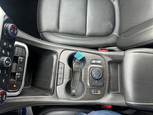 Used 2022 GMC Acadia SLT w/ Trailering Package image 13