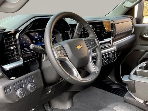 Used 2025 Chevrolet Silverado 2500 LT w/ Convenience Package image 12