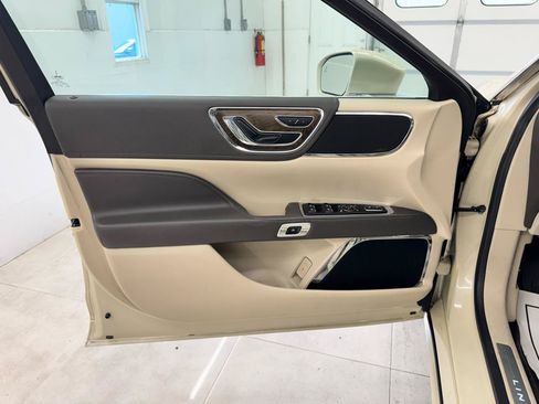 Used 2018 Lincoln Continental Select FWD image 11