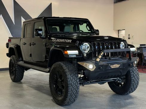 Used 2022 Jeep Gladiator Overland AWD/4WD image 3