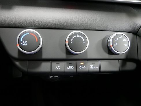 New 2025 Hyundai Elantra SE image 18