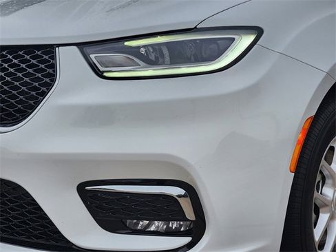 Used 2024 Chrysler Pacifica Touring-L image 8