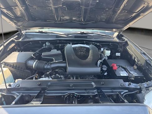Used 2020 Toyota Tacoma SR5 RWD image 31