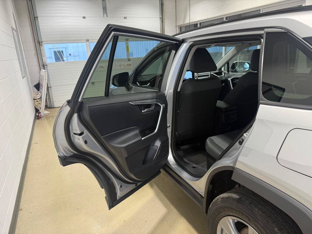 Used 2025 Toyota RAV4 XLE AWD/4WD image 16