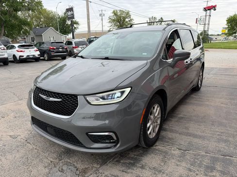 Used 2022 Chrysler Pacifica Touring-L FWD image 4
