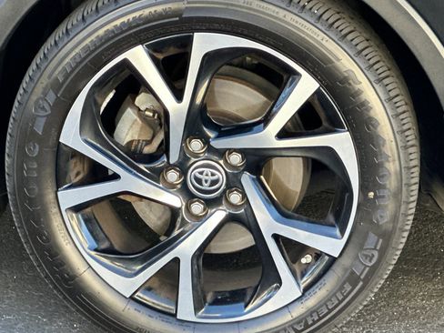 Used 2020 Toyota C-HR XLE image 30