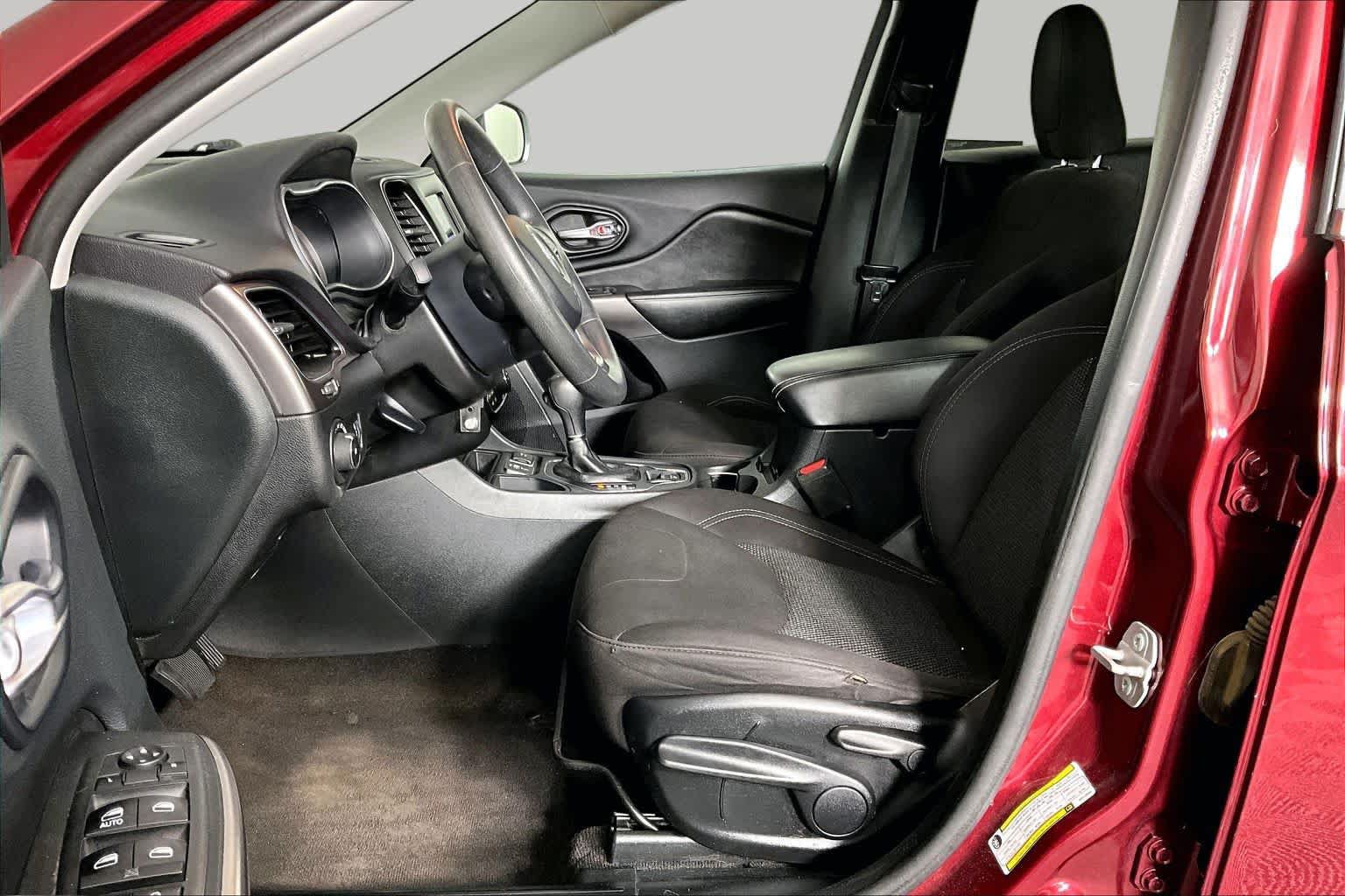 Used 2019 Jeep Cherokee Latitude w/ Popular Appearance Group FWD image 8
