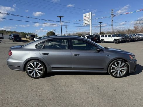 Used 2018 Volkswagen Passat 3.6 image 2