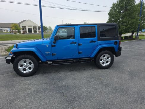 Used 2015 Jeep Wrangler Unlimited Sahara w/ Connectivity Group AWD/4WD image 2