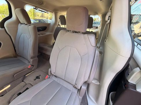 Used 2017 Chrysler Pacifica Touring Plus w/ Tire & Wheel Group FWD image 17